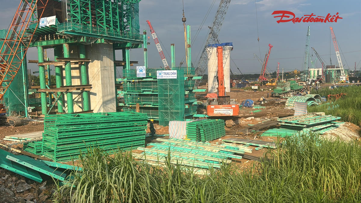 Bên cạnh các mũi thi công đang được triển khai, dự án vẫn còn một số khó khăn liên quan đến hạ tầng kỹ thuật, mặt bằng và nguồn vật liệu. Tại khu vực xã Phù Đổng, Thuận An và Đông Anh, đường điện 500kV cùng một số công trình hạ tầng ngầm, nổi chưa được di dời đang ảnh hưởng đến quá trình thi công.