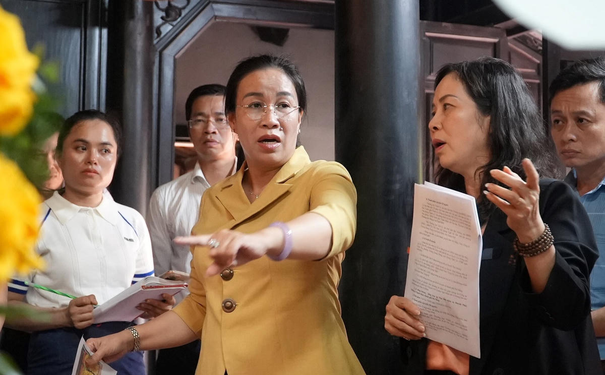 Phó Chủ tịch UBND TP Đà Nẵng Nguyễn Thị Anh Thi (ở giữa) kiểm tra công tác chuẩn bị cho lễ dâng hương tại Nhà lưu niệm cụ Huỳnh Thúc Kháng. Ảnh: HQ.