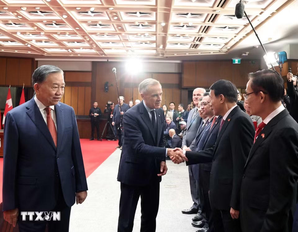 Thủ tướng Canada Mark Carney với các thành viên Đoàn đại biểu cấp cao Việt Nam. (Ảnh: Thống Nhất/TTXVN)