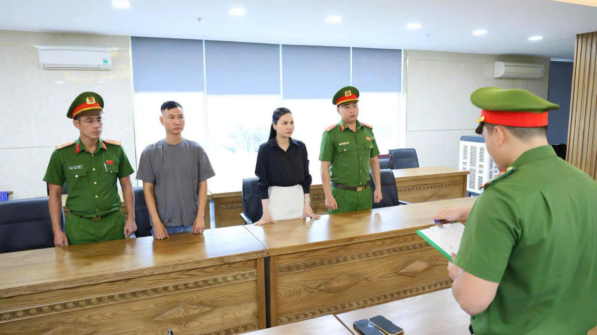 Công an TP Đà Nẵng đọc quyết định bắt các đối tượng buôn lậu 80 máy chơi game nhập khẩu qua Cảng Tiên Sa. Ảnh: CA Đà Nẵng.