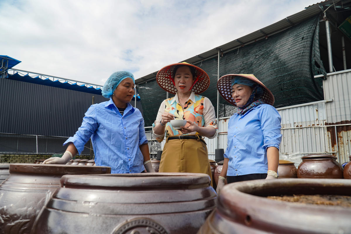 Từ những chum mắm đầu tiên, chị tự đạp xe đến nhiều vùng quê trong tỉnh giới thiệu sản phẩm, thậm chí cho khách sử dụng trước và chỉ nhận tiền khi sản phẩm được tin dùng. Ảnh: Đình Minh