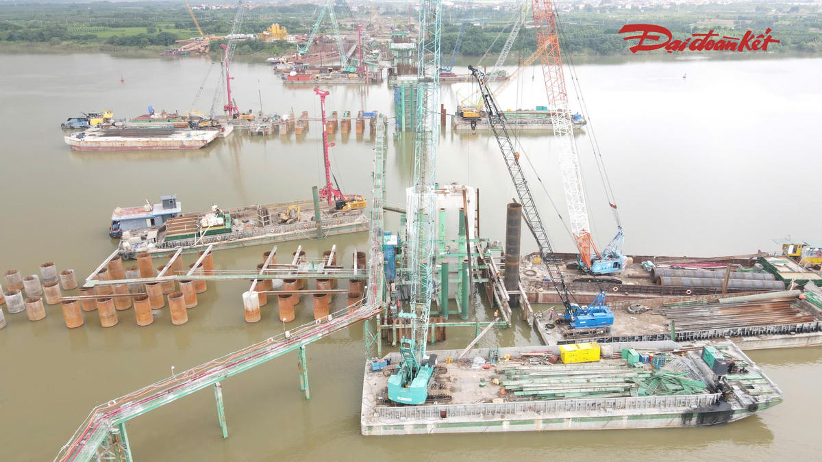 Tại gói thầu XL-01, các nhà thầu đang tập trung thi công cầu sông Đuống, cầu dẫn và cầu song hành hai bên. Các mũi thi công được triển khai từ hai phía Hà Nội và Bắc Ninh, với trọng tâm là khoan cọc nhồi, thi công bệ trụ và các hạng mục phục vụ đúc dầm.