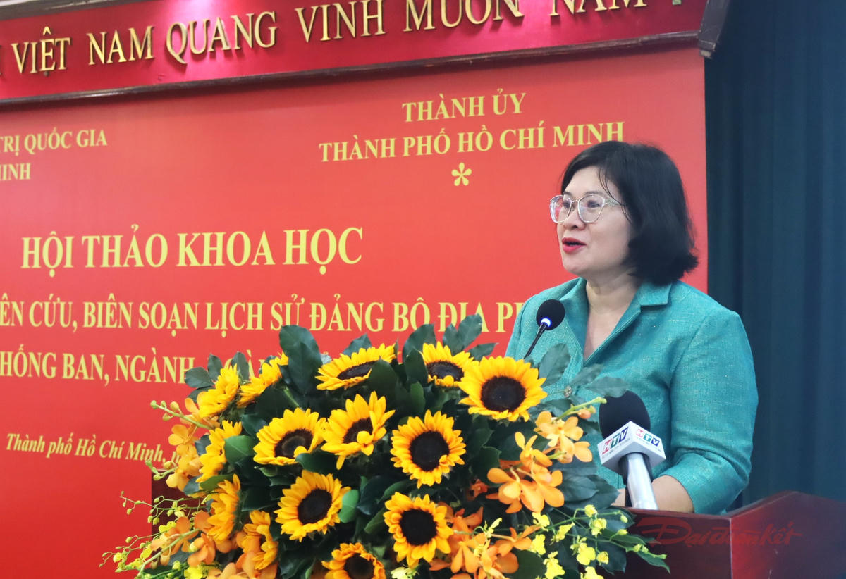 Phó Bí thư Thành ủy TPHCM Văn Thị Bạch Tuyết phát biểu chào mừng hội thảo khoa học. Ảnh: T.Luân.
