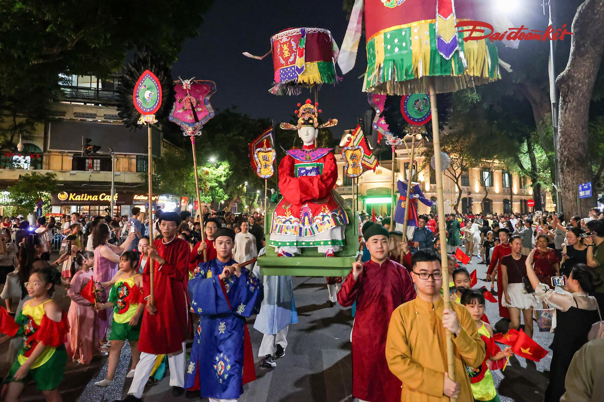 Đêm Trung thu tại hồ Hoàn Kiếm không chỉ thu hút trẻ nhỏ mà còn trở thành điểm hẹn của nhiều nhóm bạn trẻ. Các hoạt động cộng đồng mang đến một không gian vui chơi, trải nghiệm giữa khu vực trung tâm Thủ đô trong đêm Rằm tháng Tám.