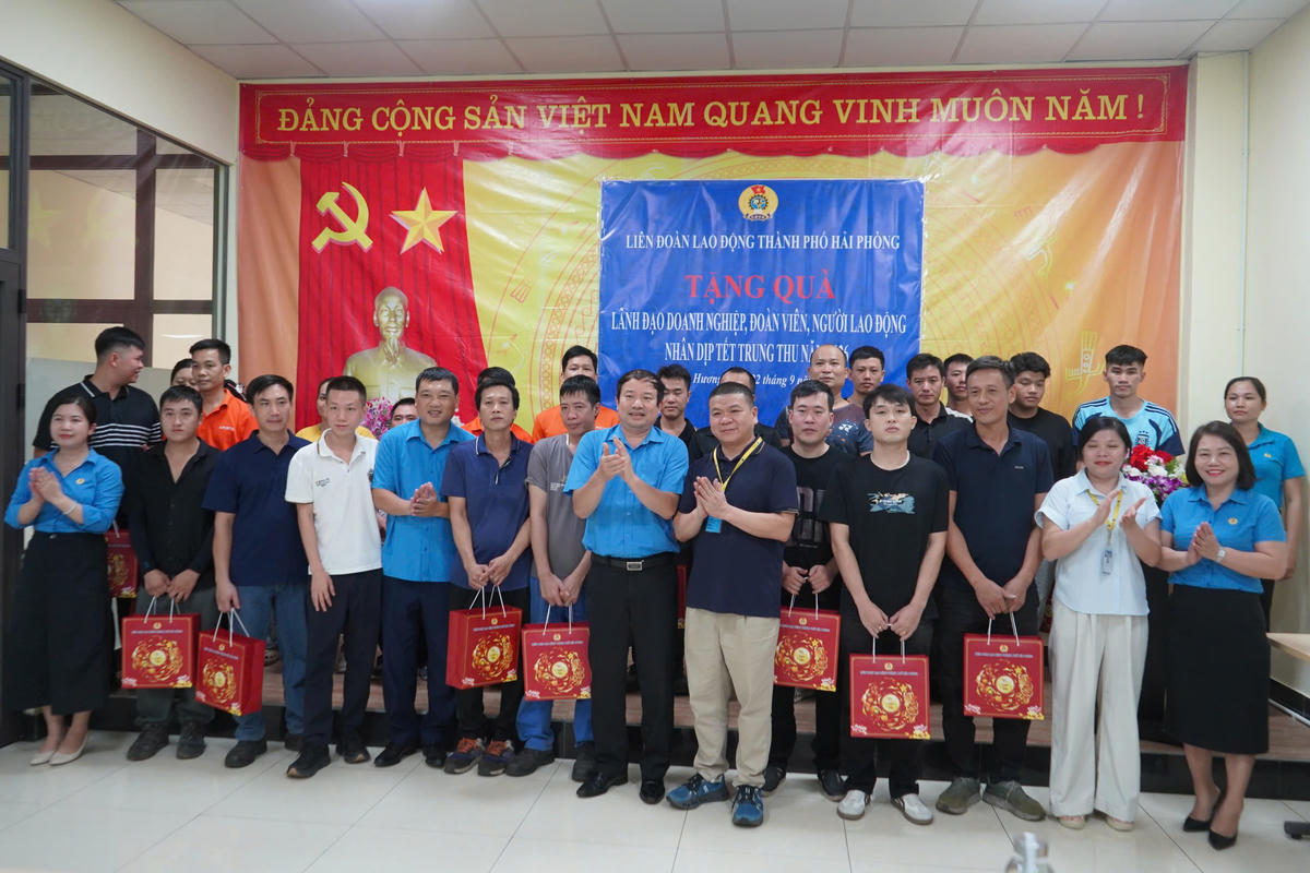 Ông Nguyễn Anh Tuân, Chủ tịch LĐLĐ thành phố trao 30 suất quà Tết Trung thu tặng con công nhân, người lao động tại Công ty TNHH Khuôn mẫu Aristo Việt Nam. Ảnh: MD. 