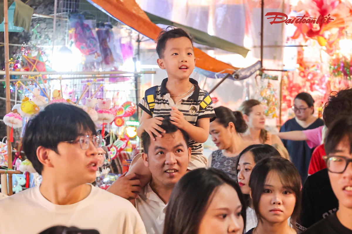 Phố Hàng Mã đông nghịt giới trẻ trong đêm Trung thu