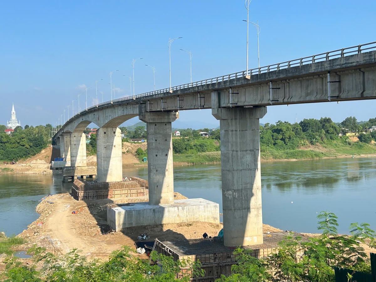 Việc thi công sửa chữa cầu Sông Lô đang chậm tiến độ. Ảnh: TD.