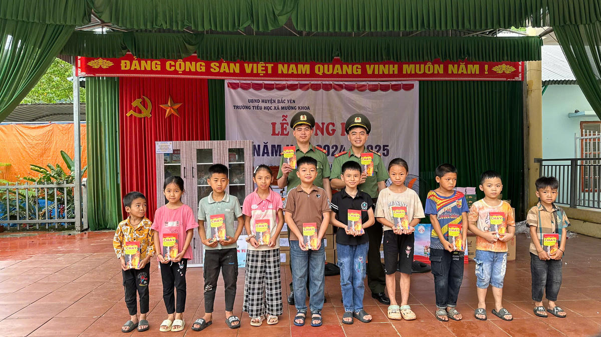 Cán bộ, chiến sĩ An ninh mạng Công an Sơn La trao gửi yêu thương, góp phần chia sẻ khó khăn với người dân.