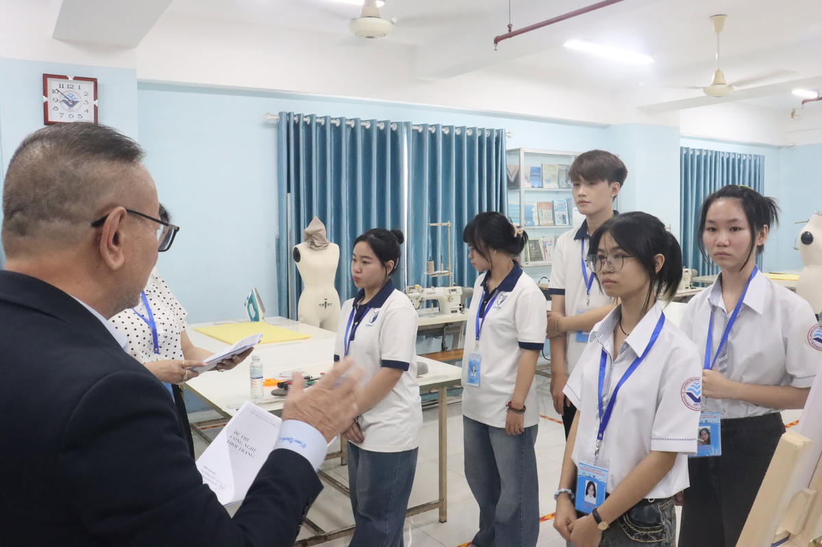 Thí sinh tham dự kỳ thi Kỹ năng nghề Công nghệ thời trang 2026. Ảnh: VET.