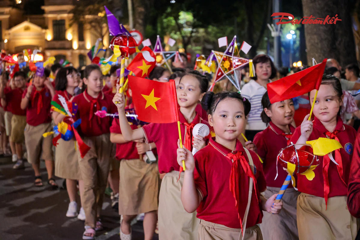 Những lá cờ Tổ quốc tung bay trong đoàn rước, cùng các em nhỏ tạo nên hình ảnh rộn ràng trong đêm Trung thu.