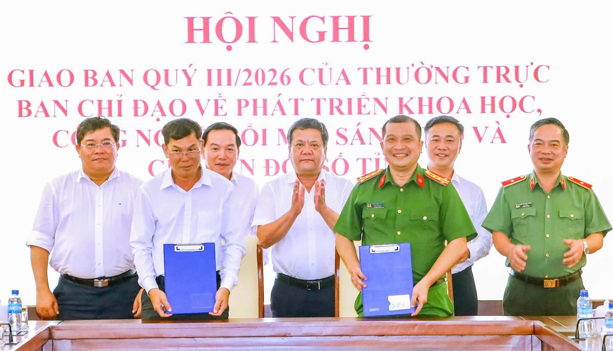 Lãnh đạo tỉnh Khánh Hòa chứng kiến đại diện Công an tỉnh và Sở Khoa học và Công nghệ ký kết biên bản bàn giao nhiệm vụ của Cơ quan Thường trực Ban Chỉ đạo tại hội nghị.
