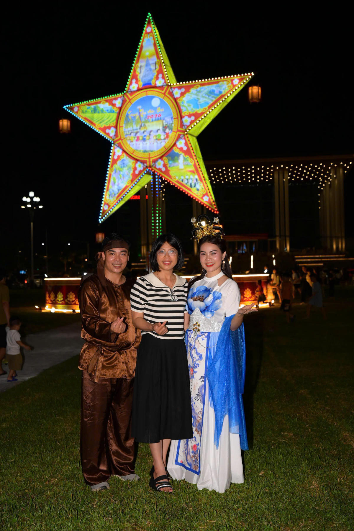 Mọi người thích thú check-in. Ảnh: Trung Dũng.