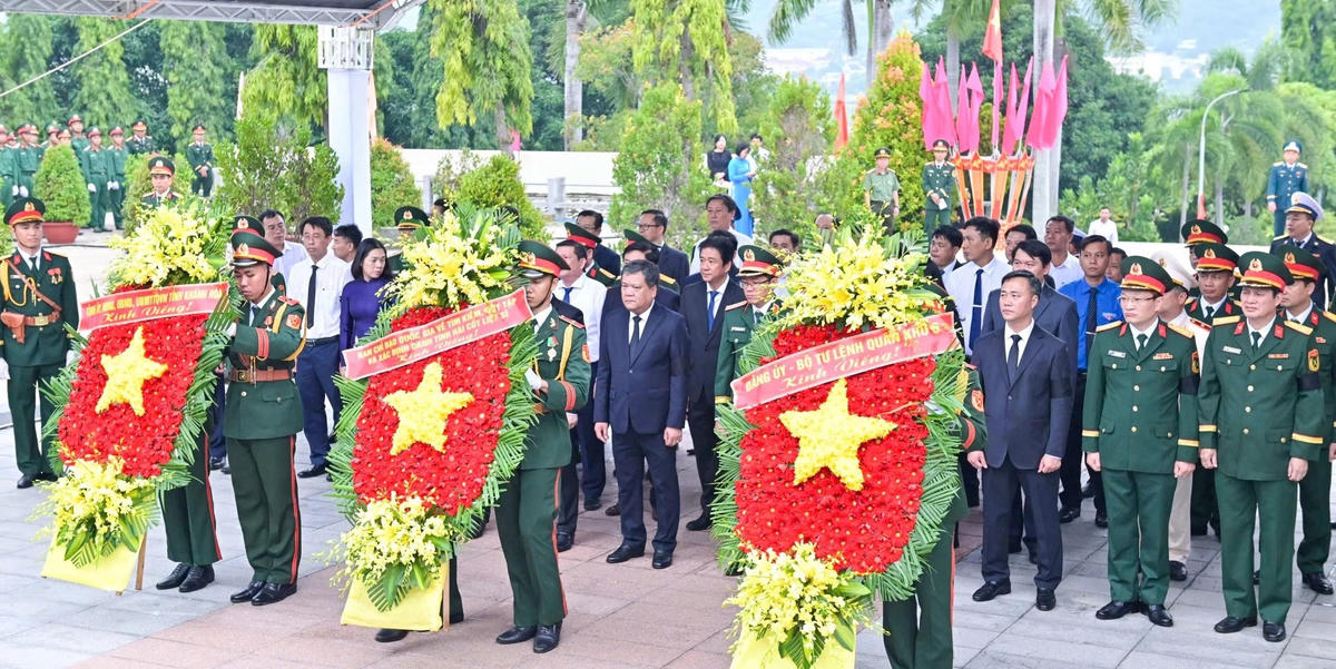 Các đoàn đại biểu tiến hành nghi thức dâng hoa.