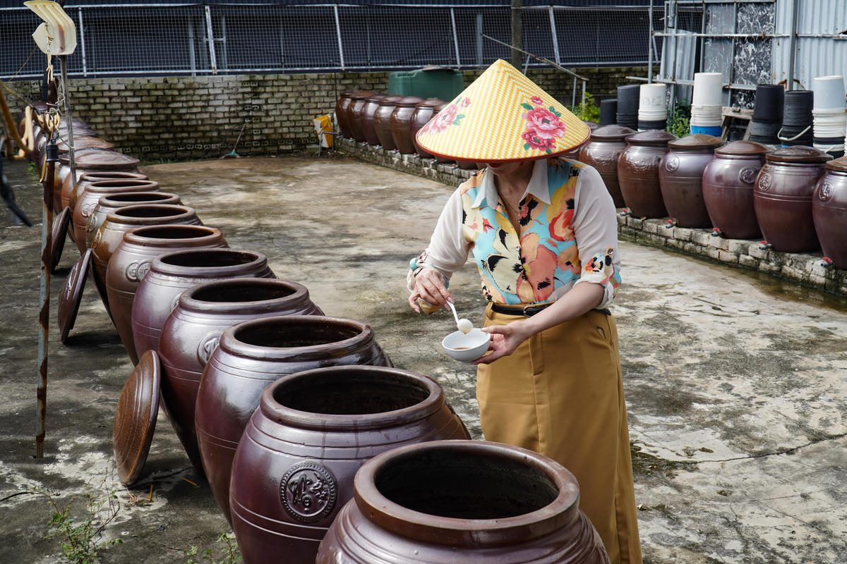 Một trong những người trẻ tiếp nối và phát triển nghề chế biến hải sản tại Ba Làng là chị Lê Thị Liễu (48 tuổi, trú tổ dân phố Đông Hải, phường Tĩnh Gia). Ảnh: Đình Minh