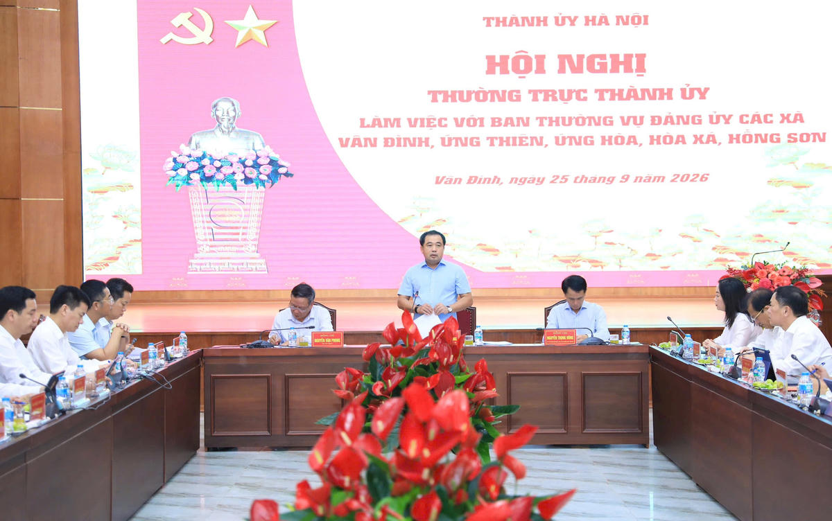 Bí thư Thành ủy Hà Nội Trần Đức Thắng và các đồng chí Thường trực Thành ủy làm việc với Ban Thường vụ Đảng ủy 5 xã. Ảnh: QT