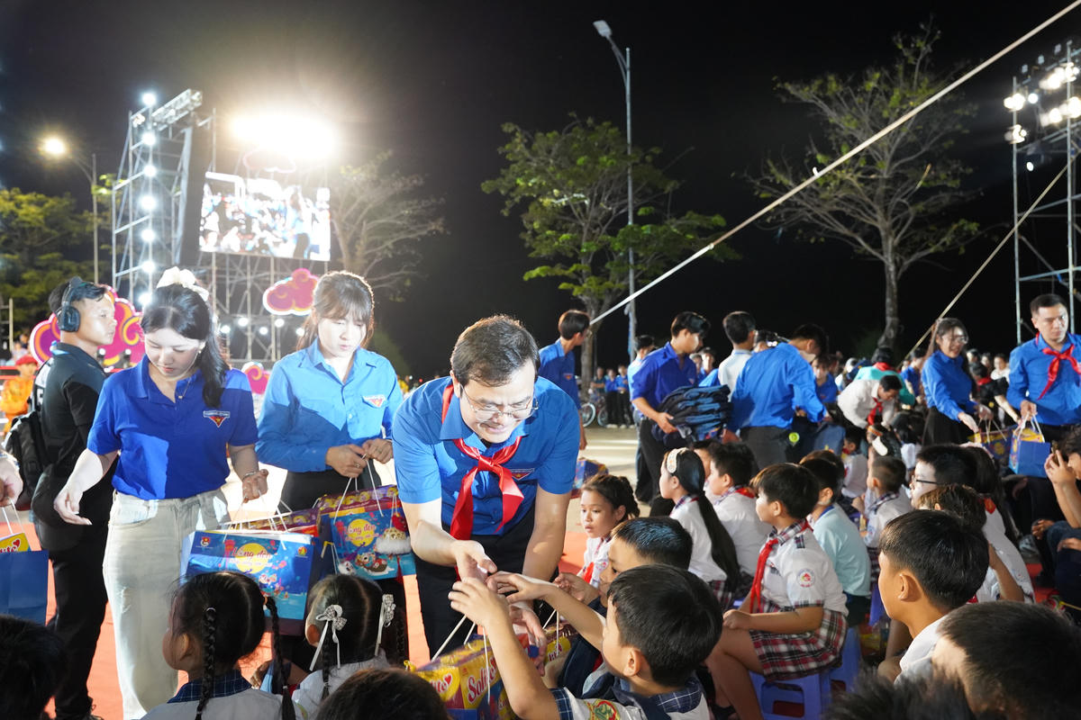 Phó Chủ tịch Ủy ban Trung ương MTTQ Việt Nam, Bí thư thứ nhất Ban Chấp hành Trung ương Đoàn Bùi Quang Huy trao quà cho các cháu thiếu nhi.