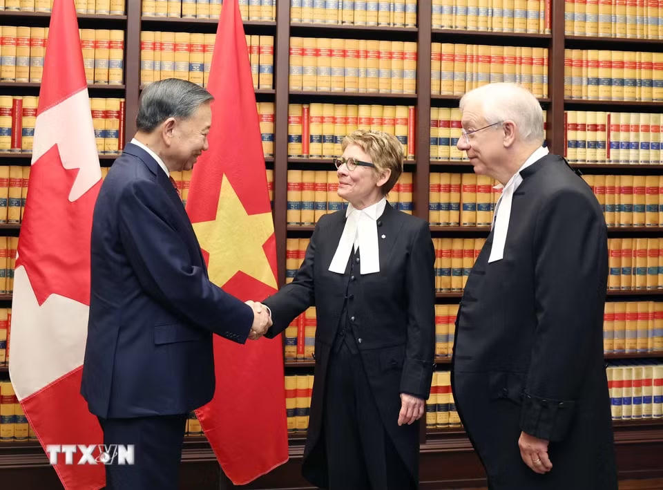 Tổng Bí thư, Chủ tịch nước Tô Lâm và Chủ tịch Thượng viện Raymonde Gagne. (Ảnh: Thống Nhất/TTXVN)