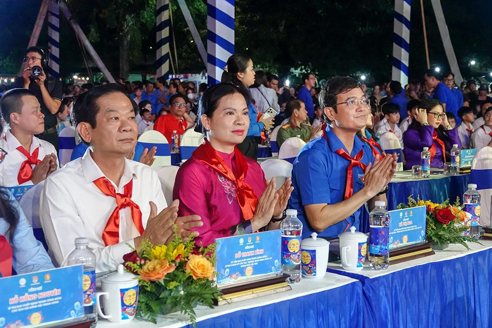 Phó Chủ tịch – Tổng Thư ký Ủy ban Trung ương MTTQ Việt Nam Hà Thị Nga; Phó Chủ tịch Ủy ban Trung ương MTTQ Việt Nam, Bí thư thứ nhất Ban Chấp hành Trung ương Đoàn Bùi Quang Huy cùng các đại biểu tham dự chương trình. Ảnh: Báo Cần Thơ