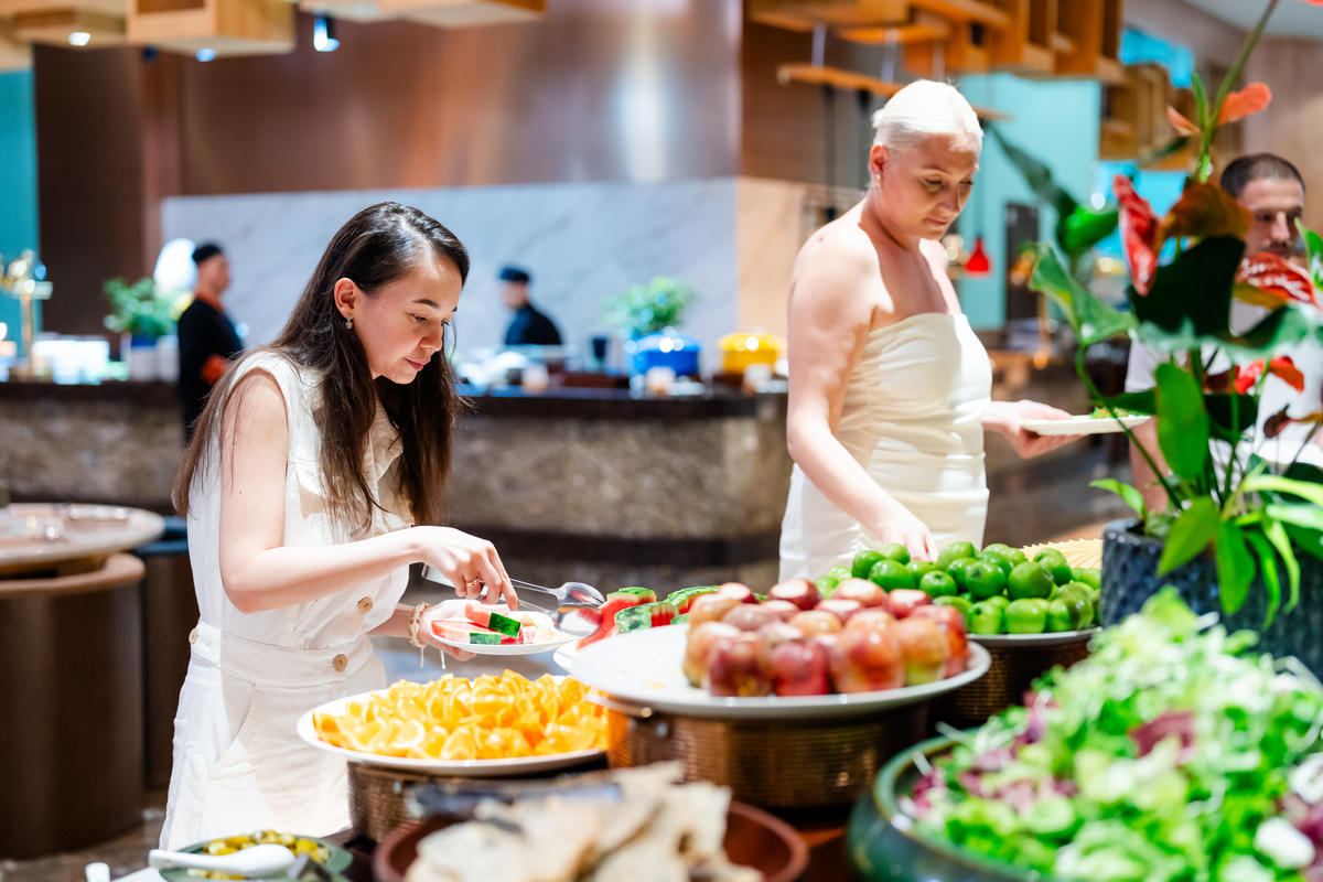 Phục vụ du khách Nga tại Koi Resort & Residence Đà Nẵng. Ảnh: Nguyễn Tú.  