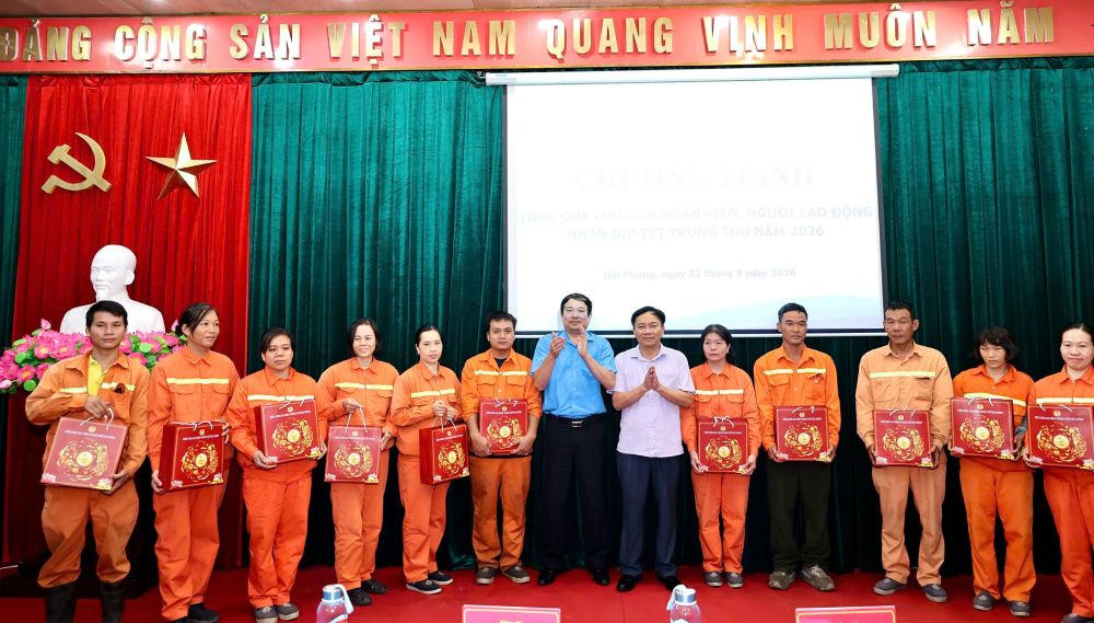 Ông Nguyễn Anh Tuân, Chủ tịch LĐLĐ thành phố trao quà Tết Trung thu cho người lao động tại Công ty CP Công viên, Cây xanh Hải Phòng. Ảnh: VD. 
