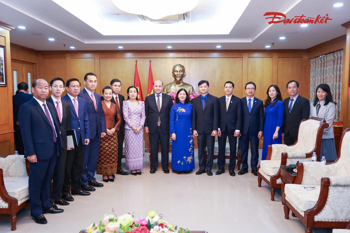 Chủ tịch Bùi Thị Minh Hoài chụp ảnh lưu niệm cùng các đại biểu tham dự buổi tiếp. Ảnh: Quang Vinh.