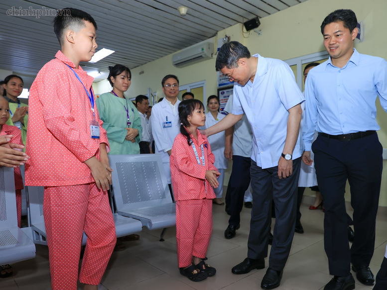 Thủ tướng trao quà của Tổng Bí thư, Chủ tịch nước Tô Lâm tặng các bệnh nhi ung thư- Ảnh 1.