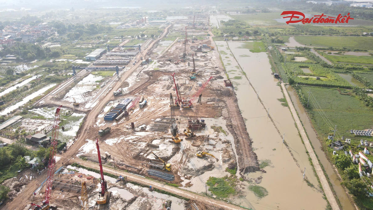 Cùng với đó, công tác đắp đất mặt bằng bãi đúc dầm, đường công vụ và gia công lồng thép cũng đang được triển khai tại nhiều vị trí.