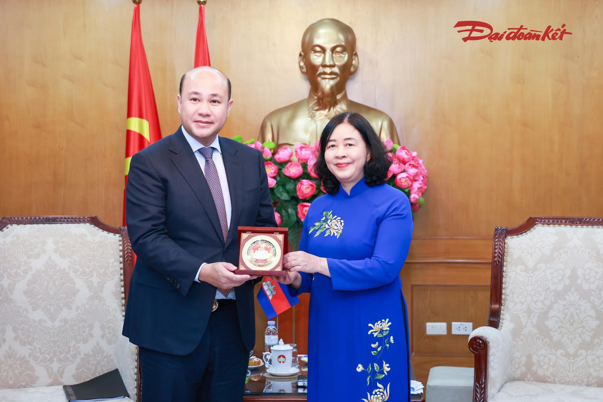 Chủ tịch Bùi Thị Minh Hoài tặng quà lưu niệm cho ông Hun Many và Đoàn đại biểu cấp cao Hội Liên hiệp thanh niên Campuchia. Ảnh: Quang Vinh.