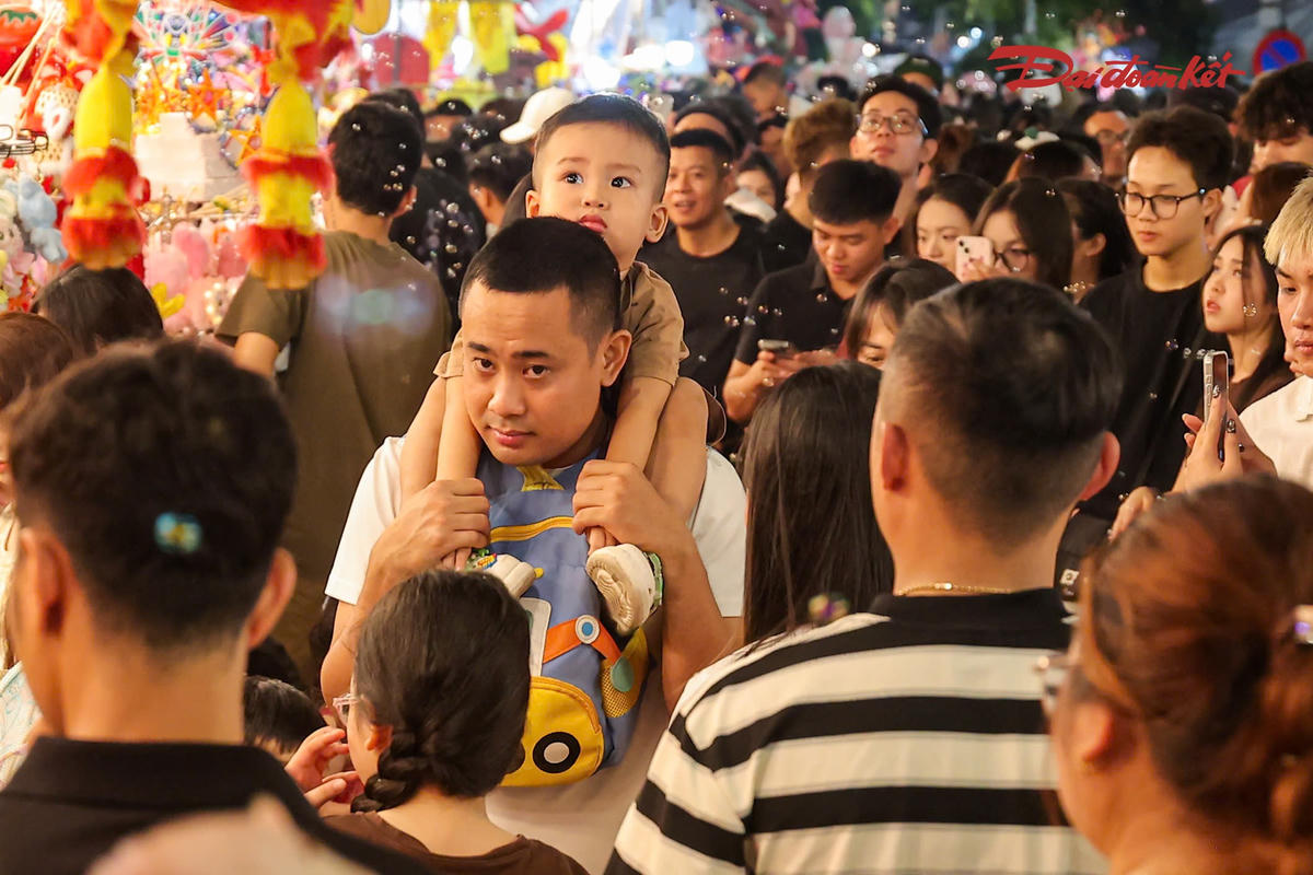 Phố Hàng Mã đông nghịt giới trẻ trong đêm Trung thu