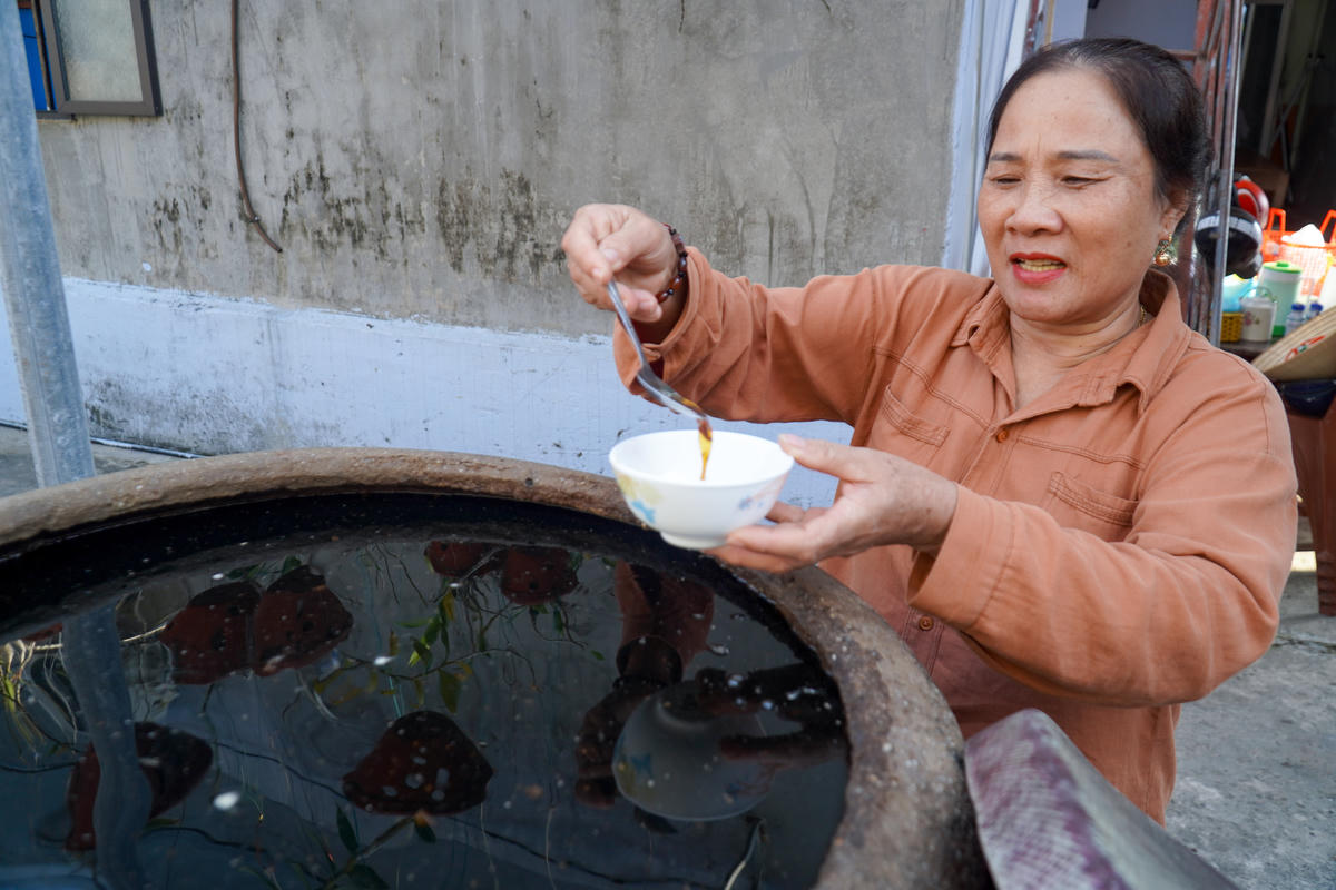 Không chỉ giữ cách làm truyền thống, những người làm nước mắm ở Ba Làng còn từng bước thay đổi phương thức kinh doanh, chú trọng chất lượng, an toàn sản phẩm và mở rộng thị trường. Ảnh: Đình Minh