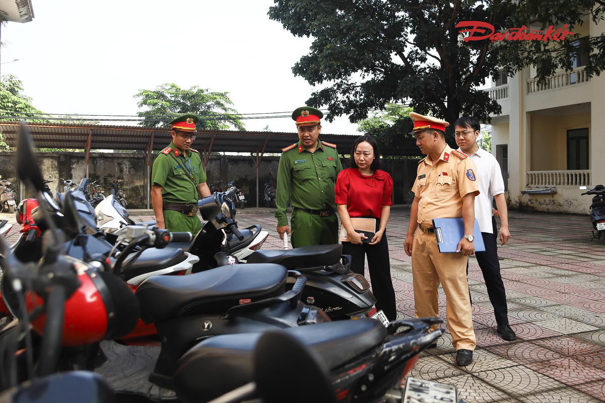 Học sinh chưa đủ tuổi vẫn đi xe, hàng loạt phương tiện bị đưa vào trường xử lý