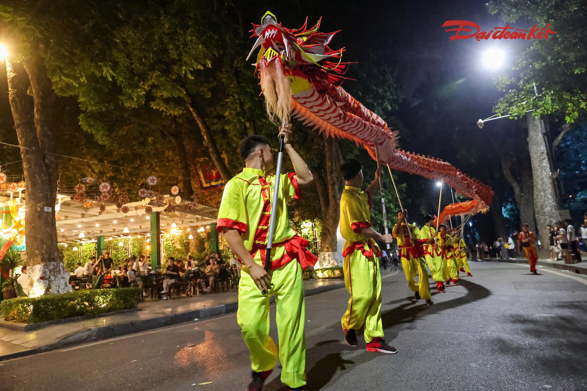 Hồ Hoàn Kiếm rực rỡ đêm Trung thu, giới trẻ hòa mình trong đoàn rước đèn