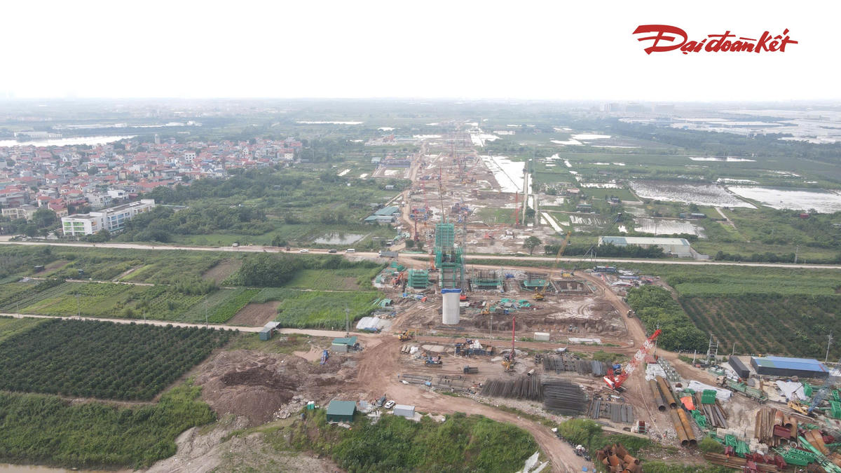 Theo ghi nhận của PV Báo Đại đoàn kết, tại công trường tuyến đường kết nối sân bay Gia Bình với Thủ đô Hà Nội, các nhà thầu đang đồng loạt triển khai nhiều mũi thi công cầu, đường và nút giao. Hàng trăm máy móc cùng hơn 800 nhân sự được huy động, tập trung thi công cọc khoan nhồi, bệ trụ, đúc dầm Super-T và nhiều hạng mục trên toàn tuyến.