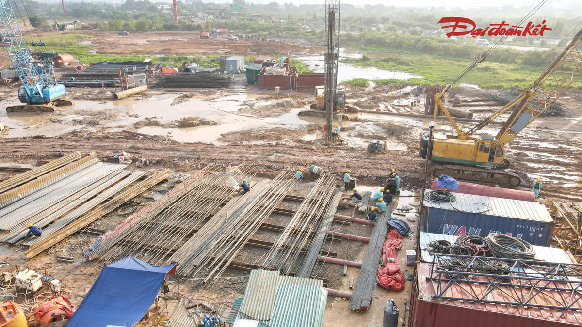 Nguồn vật liệu cũng đang là vấn đề được doanh nghiệp dự án kiến nghị tháo gỡ. Nhà đầu tư đang làm việc với các địa phương để thực hiện thủ tục cấp phép một số mỏ cát, mỏ đá phục vụ dự án. Tuy nhiên, đến nay dự án mới được cấp phép mỏ Hồng Cóc 2, trong khi một số mỏ khác chưa hoàn tất thủ tục, ảnh hưởng đến việc chủ động nguồn vật liệu.