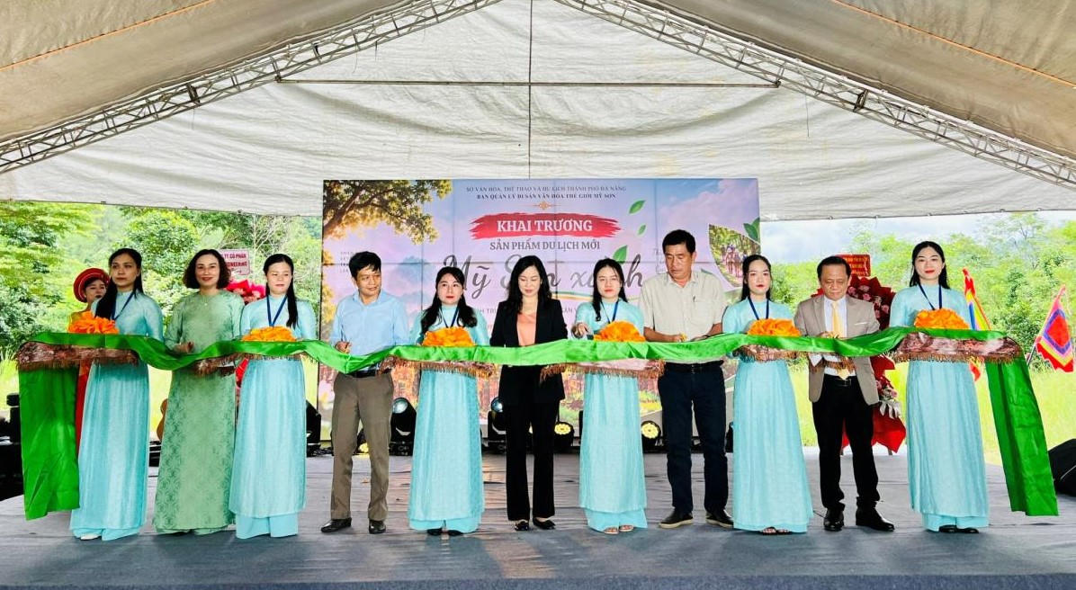 Các đại biểu thực hiện nghi thức khai trương các sản phẩm du lịch trải nghiệm mới tại Mỹ Sơn. Ảnh: MS.