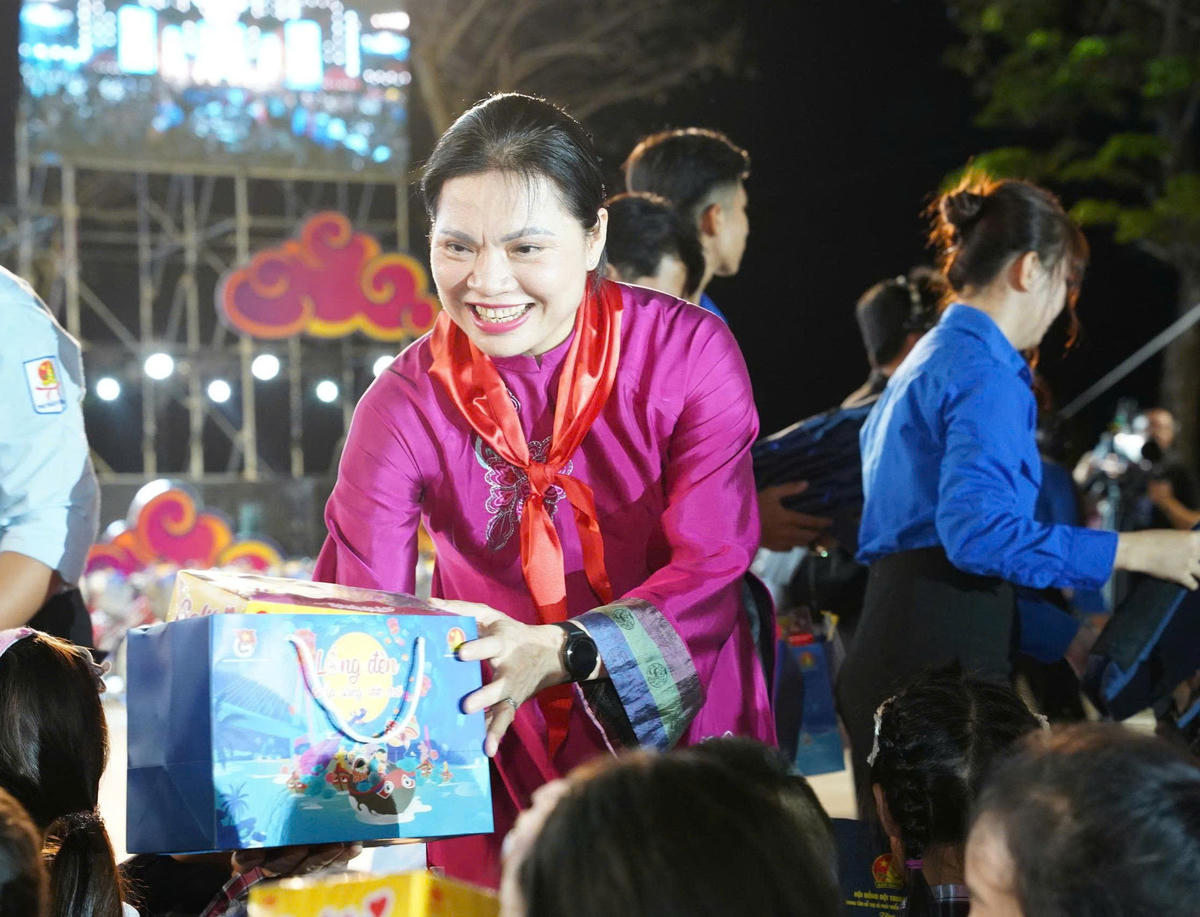 Phó Chủ tịch - Tổng Thư ký Ủy ban Trung ương MTTQ Việt Nam Hà Thị Nga trao quà cho các cháu thiếu nhi tại chương trình.