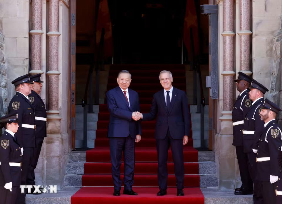 Tổng Bí thư, Chủ tịch nước Tô Lâm và Thủ tướng Canada Mark Carney chụp ảnh chung. (Ảnh: Thống Nhất/TTXVN)