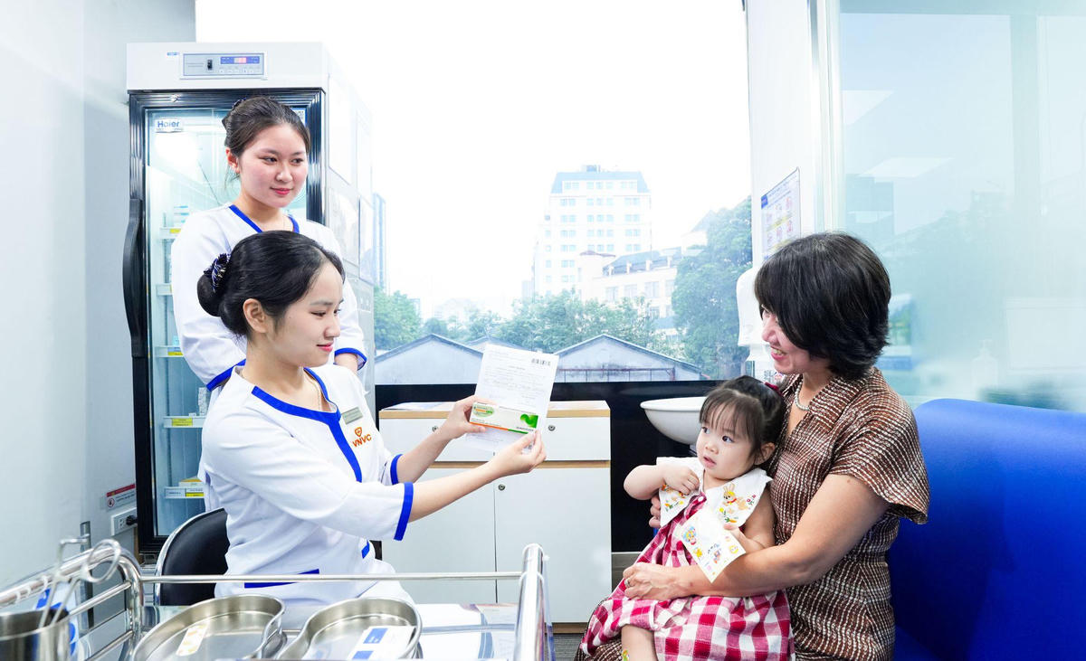 Bà Minh Nguyệt (56 tuổi, phường Phúc Lợi, Hà Nội) cũng đưa cháu gái đến VNVC tiêm vắc xin tay chân miệng sáng 25/9. Ảnh: Anh Tuấn