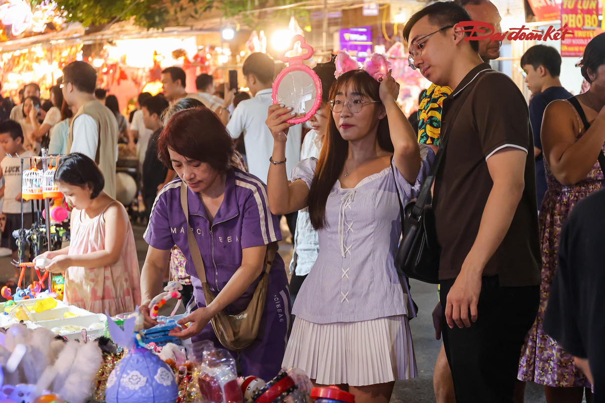 Bạn Nguyễn Minh Trang, 22 tuổi, Hà Nội, cho biết: “Em cùng các bạn đến Hàng Mã để chơi Trung thu và chụp ảnh. Hôm nay rất đông nhưng không khí vui và náo nhiệt. Bọn em muốn lưu lại những hình ảnh của Trung thu năm nay".