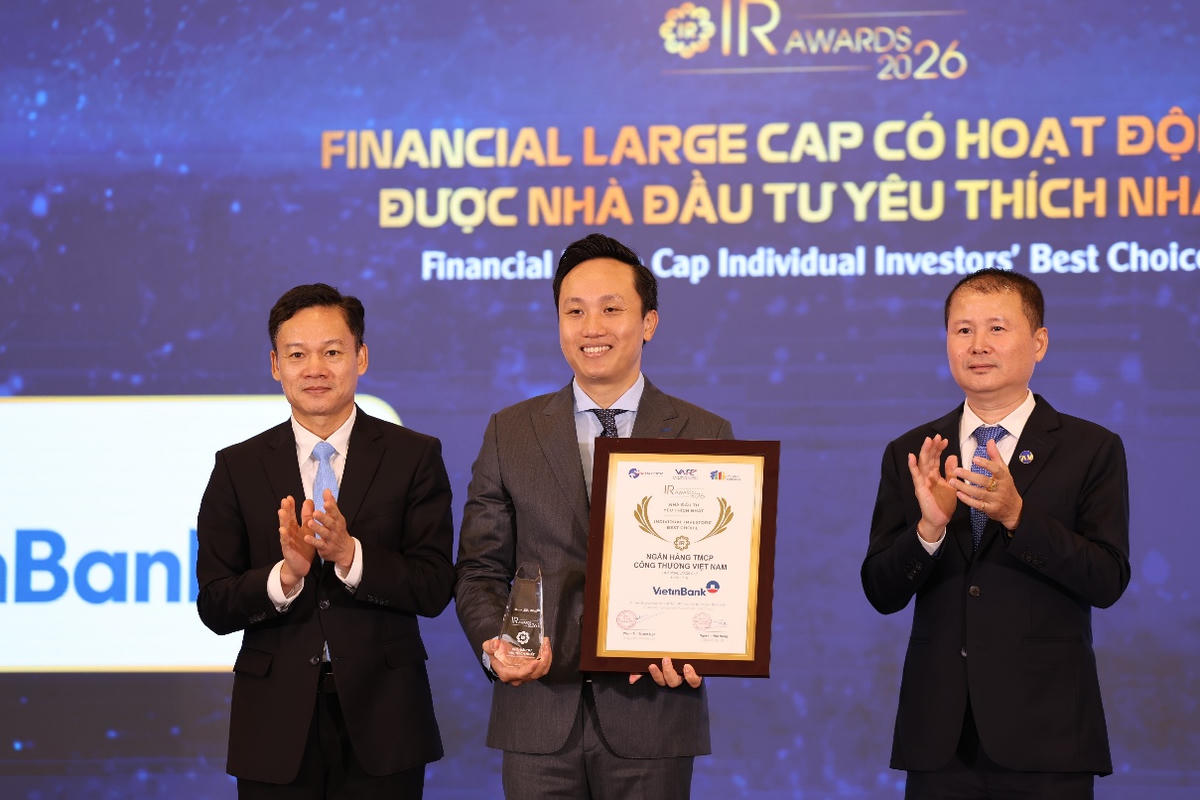 Ông Vương Huy Đông - Phó Ban Thư ký HĐQT&QHCĐ đại diện VietinBank nhận giải thưởng hạng mục “Financial Large Cap có hoạt động IR được Nhà đầu tư yêu thích nhất” năm 2026”