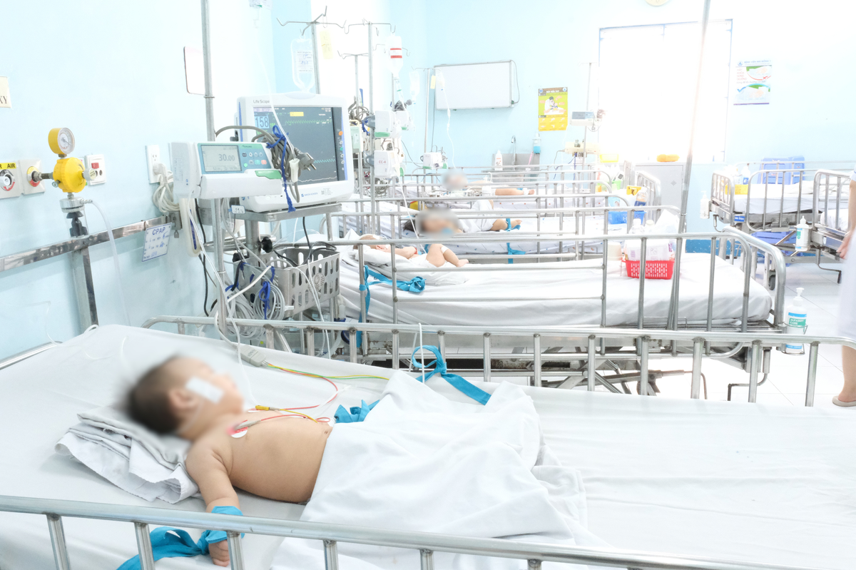 Trong tháng 5, phòng ICU, Bệnh viện Nhi đồng 1 điều trị cho nhiều trẻ mắc tay chân miệng độ 3 do chủng EV71 gây ra. Ảnh: Bình An.