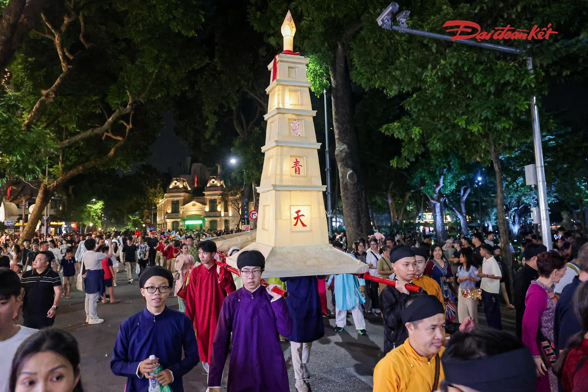Hàng loạt mô hình đèn Trung thu, trong đó có mô hình Tháp Bút được rước quanh hồ Hoàn Kiếm, tạo nên hình ảnh đặc biệt trong đêm Rằm tháng Tám.