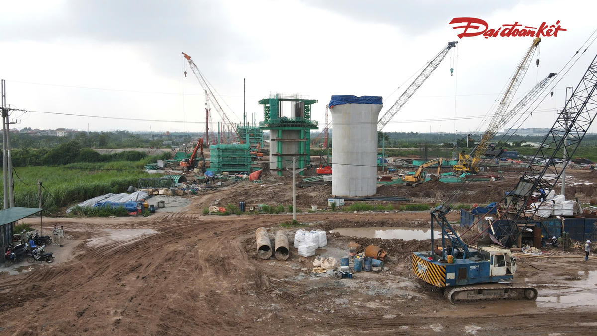 Không khí thi công cũng được duy trì tại gói XL-02, đoạn từ cầu đúc hẫng vượt đê hữu phía Hà Nội đến Km34+900, bao gồm nút giao Ninh Hiệp. Tại đây, các nhà thầu đang triển khai cọc khoan nhồi, bệ đúc dầm Super-T và đúc dầm. Một đơn vị đã hoàn thành 268/1.208 cọc khoan nhồi và 16/972 phiến dầm Super-T.