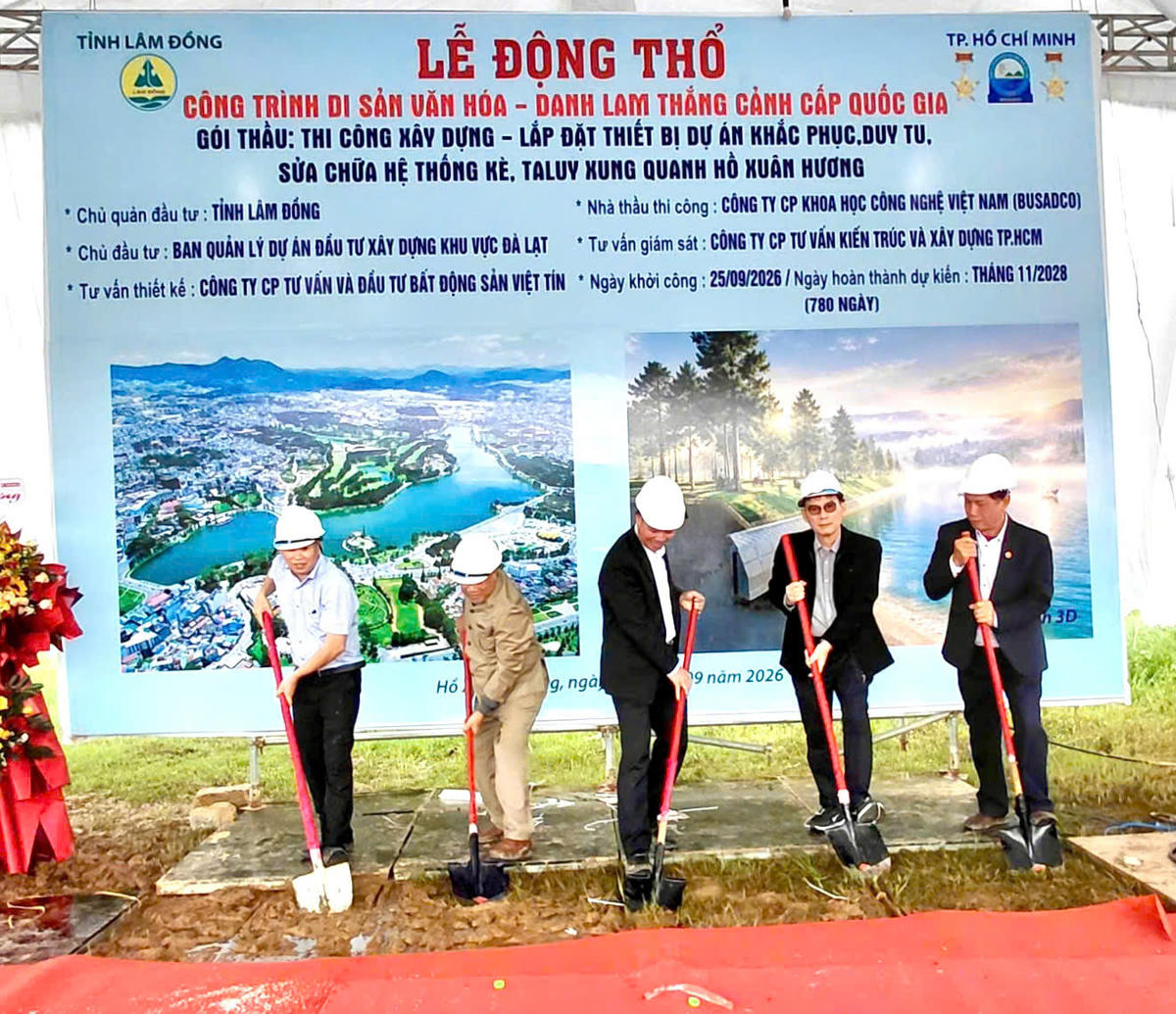 Các đại biểu làm lễ động thổ, khởi công. Ảnh: Thành Nam