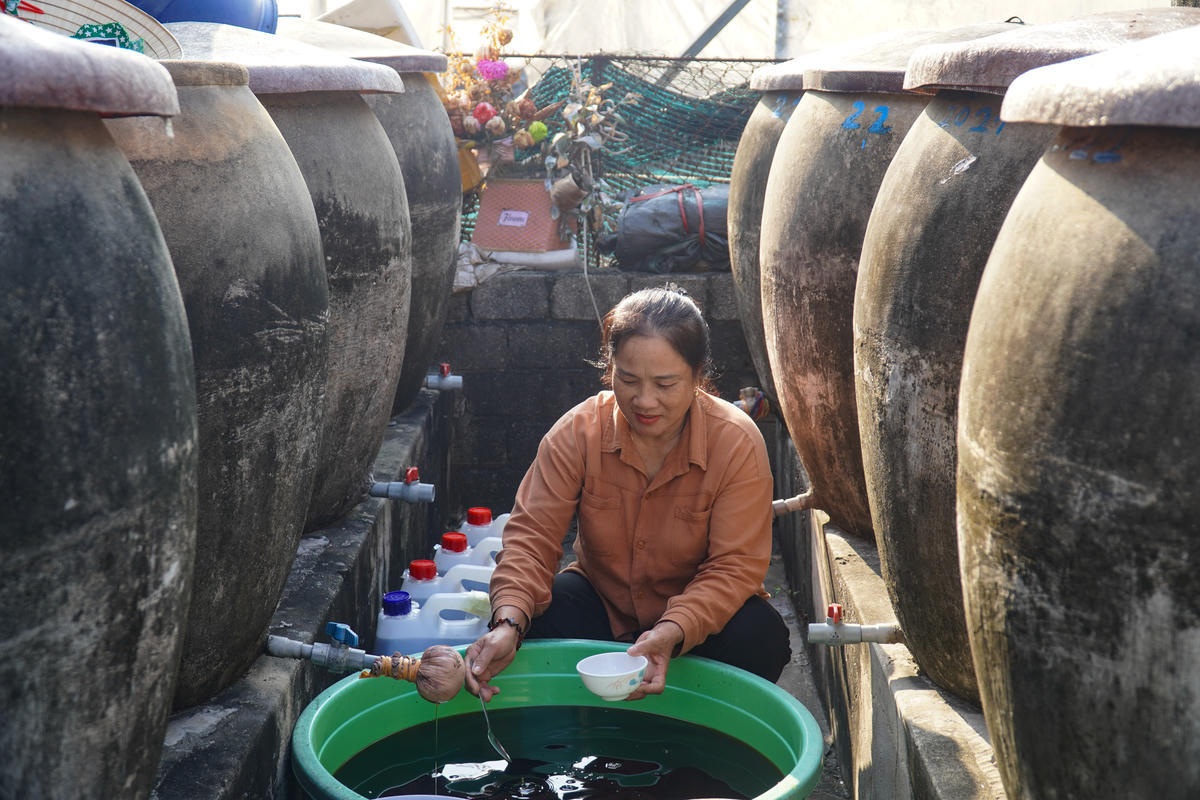 Với phương pháp ủ chượp truyền thống, cá cơm được lựa chọn khi còn tươi, trộn với muối theo công thức riêng rồi ủ trong thời gian dài. Ảnh: Đình Minh
