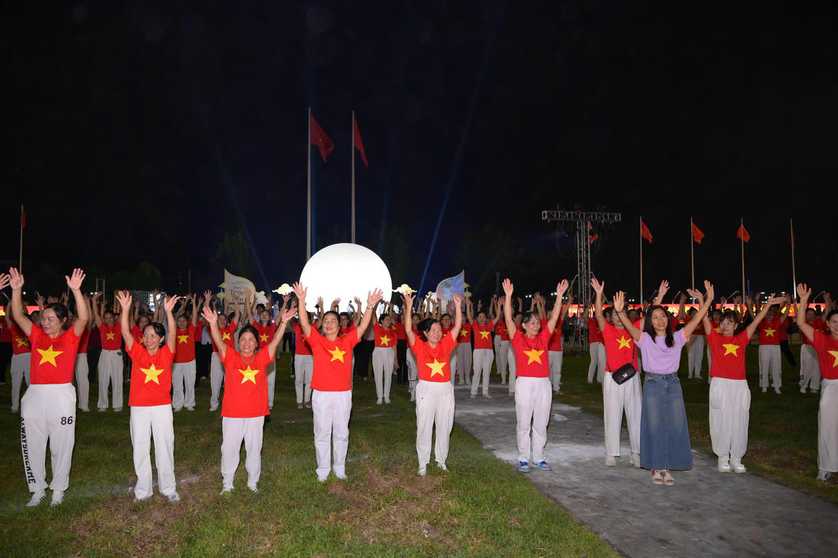 Các nghệ nhân, diễn viên tích cực tập luyện cho màn đại xòe. Ảnh: Trung Dũng.
