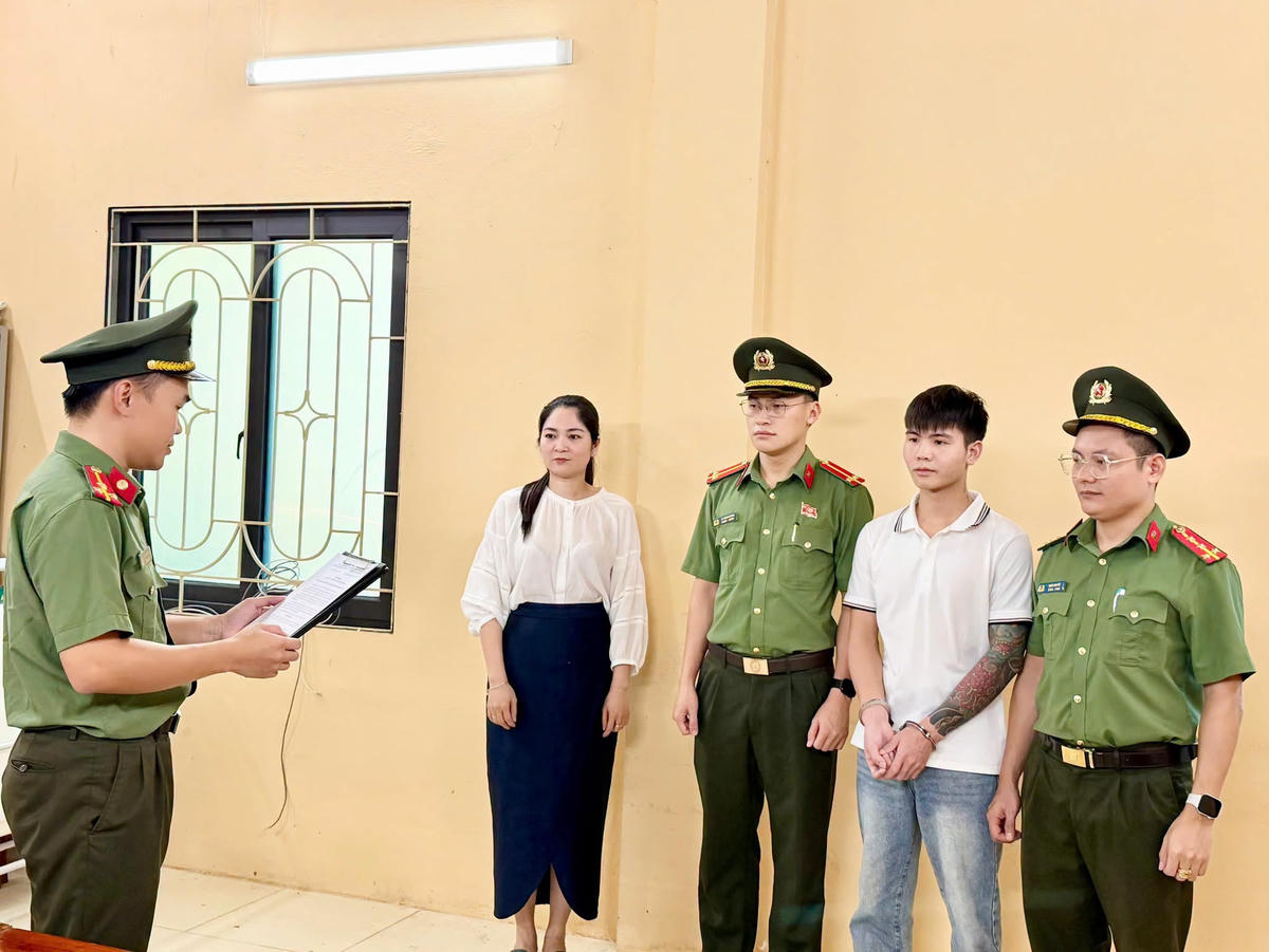 Cơ quan điều tra thực hiện các biện pháp tố tụng đối với Bàn Văn Diên. Ảnh: Công an tỉnh Tuyên Quang.