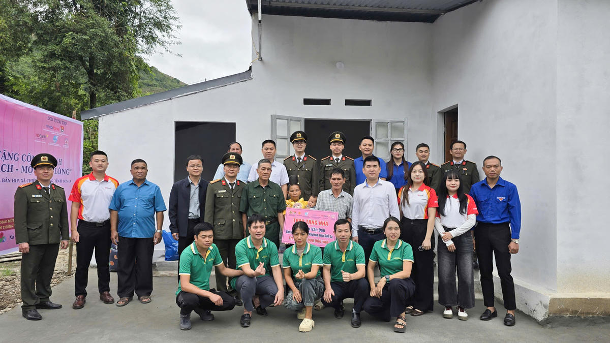 Những món quà nhỏ, tình cảm lớn của cán bộ, chiến sĩ An ninh mạng Công an Sơn La gửi đến người dân.