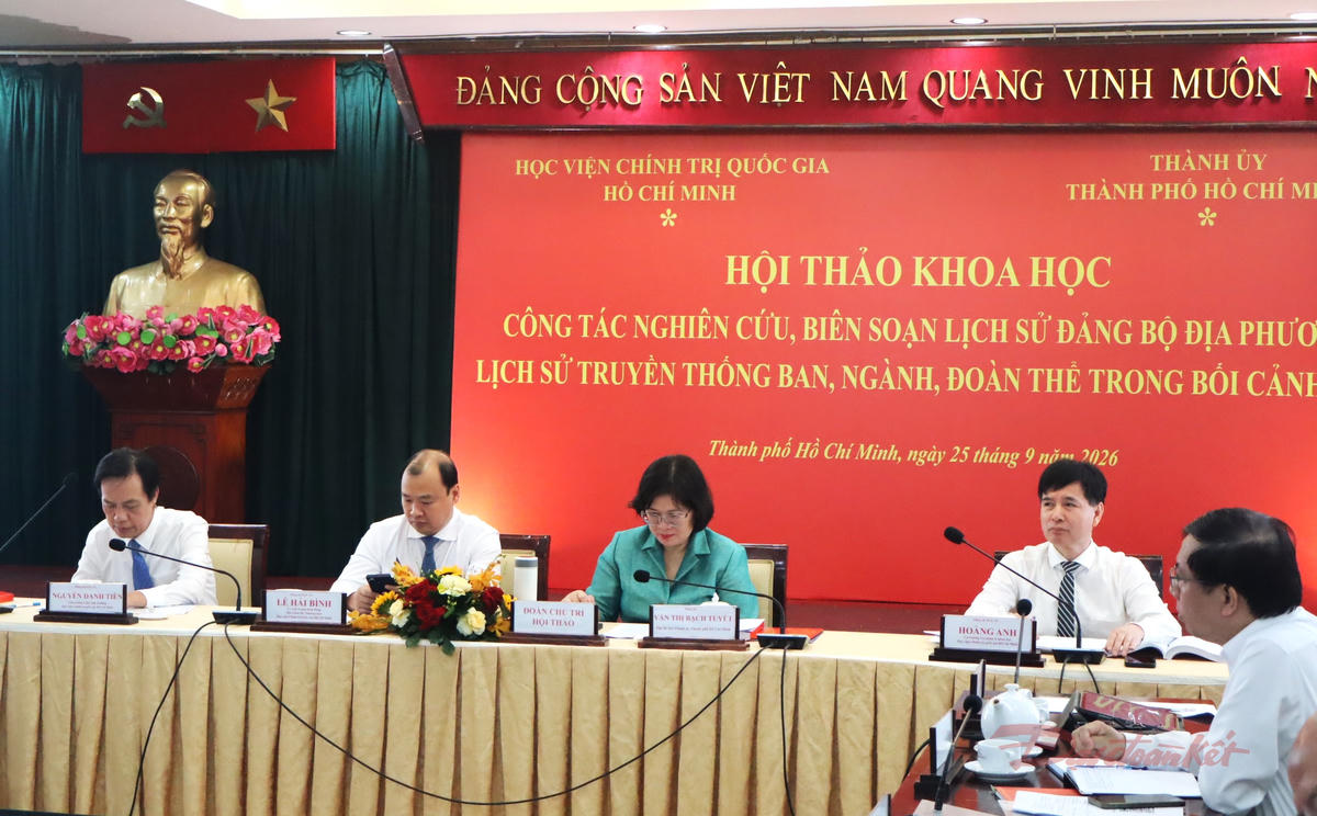 Ban chủ trì hội thảo khoa học. Ảnh: T.Luân.