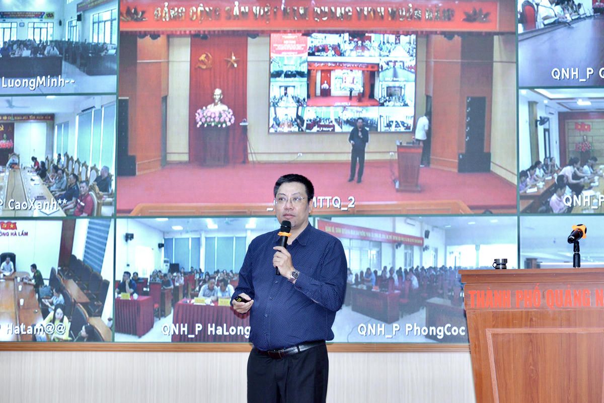 Báo cáo viên Nguyễn Đình Thành phát biểu tại hội nghị. Ảnh: Ngọc Anh